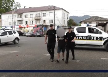 ვიდეო – ლანჩხუთში 18 წლის ბიჭი ყვავილების მაღაზიის გაქურდვის ბრალდებით დააკავეს