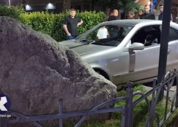 ვიდეო – ავტომობილი სკვერში შევარდა – ავტოსაგზაო შემთხვევა რუსთავში