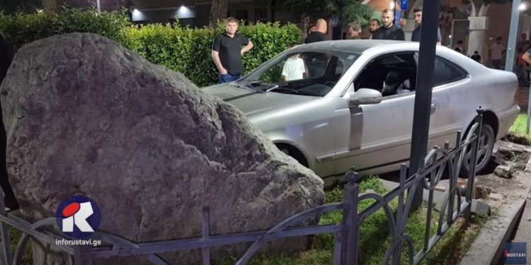 ვიდეო – ავტომობილი სკვერში შევარდა – ავტოსაგზაო შემთხვევა რუსთავში