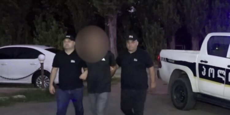 დააკავეს პირი, რომელმაც სუპერმარკეტის სადგომზე გაჩერებული ავტომობილიდან 18,920 აშშ დოლარი მოიპარა