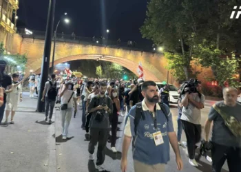 აქციის მონაწილეების ნაწილი იუსტიციის სახლამდე მსვლელობას მართავს