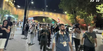 აქციის მონაწილეების ნაწილი იუსტიციის სახლამდე მსვლელობას მართავს