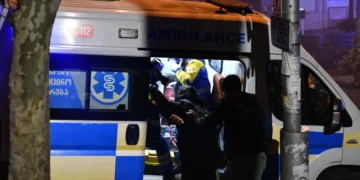 ნარკოტესტის ჩასაბარებლად კლინიკაში გადაყვანილმა პირებმა ექიმები და პოლიციელები სცემეს