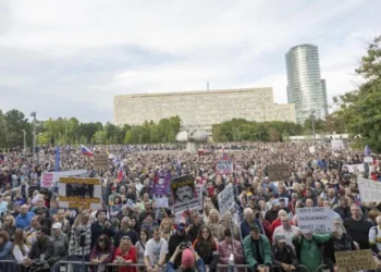 Associated Press – სლოვაკეთში მთავრობის ეკონომიკური ზომებისა და პრორუსული პოლიტიკის გასაპროტესტებლად ათასობით ადამიანი შეიკრიბა