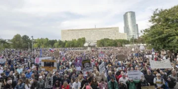 Associated Press – სლოვაკეთში მთავრობის ეკონომიკური ზომებისა და პრორუსული პოლიტიკის გასაპროტესტებლად ათასობით ადამიანი შეიკრიბა