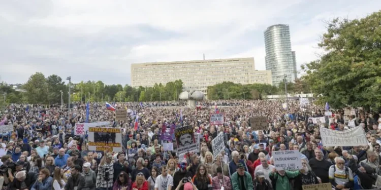 Associated Press – სლოვაკეთში მთავრობის ეკონომიკური ზომებისა და პრორუსული პოლიტიკის გასაპროტესტებლად ათასობით ადამიანი შეიკრიბა