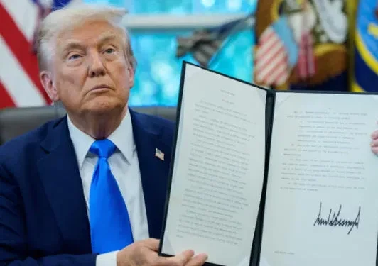 ტრამპმა ხელი მოაწერა ბრძანებას, რომელიც სამუშაო ვიზებისთვის კომპანიებისთვის წლიურად 100 000 დოლარის ოდენობის გადასახადს აწესებს