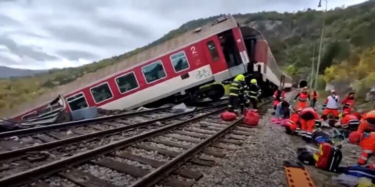 ვიდეო – სულ მცირე 66 ადამიანი დაშავდა ორი მატარებლის შეჯახების შედეგად სლოვაკეთში