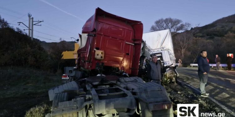 ერთმანეთს ორი ტრაილერი შეეჯახა – შემთხვევას ერთ-ერთის მძღოლი ემსხვერპლა