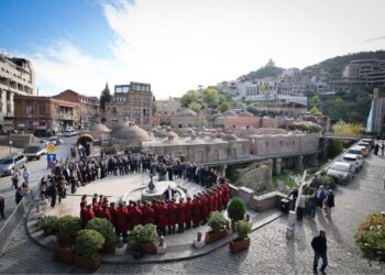 თბილისში ანზორ ერქომაიშვილის მემორიალური დაფა გაიხსნა