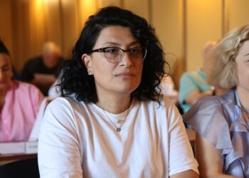 შვიდი მოადგილე  ”ქართული ოცნების” ფრაქციის თავმჯდომარისთვის – თავმჯდომარეობის კანდიდატი  ქეთევან ხომერიკია