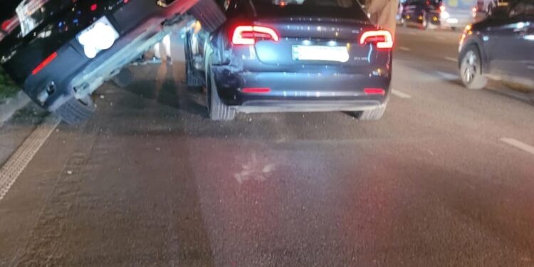 ვიდეო – უცნაური ავტოსაგზაო შემთხვევა თბილისში