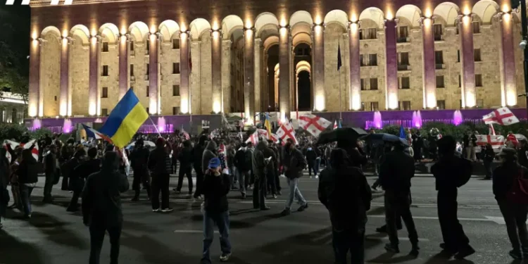 აქციის მონაწილეებმა რუსთაველის გამზირი გადაკეტეს – პოლიცია გზის გახსნას ითხოვს