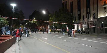 რუსთაველის გამზირზე საპროტესტო აქცია განახლდა – მოქალაქეებმა საავტომობილო გზა გადაკეტეს