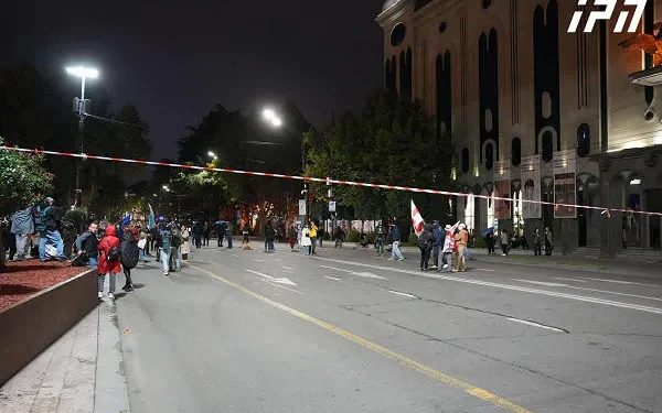 რუსთაველის გამზირზე საპროტესტო აქცია განახლდა – მოქალაქეებმა საავტომობილო გზა გადაკეტეს