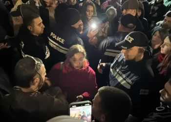 აქციის მონაწილეების ინფორმაციით, რუსთაველის გამზირზე მყოფი მოქალაქეების ნაწილს პოლიცია ჩხრეკს, ზოგს კი, სამართადარღვევის ოქმები შეუდგინეს