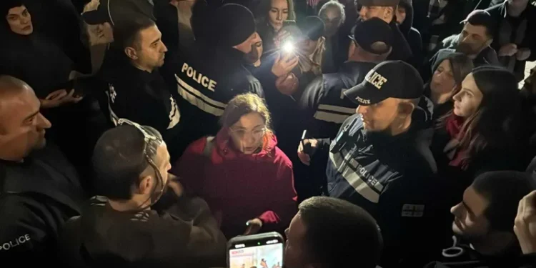 აქციის მონაწილეების ინფორმაციით, რუსთაველის გამზირზე მყოფი მოქალაქეების ნაწილს პოლიცია ჩხრეკს, ზოგს კი, სამართადარღვევის ოქმები შეუდგინეს
