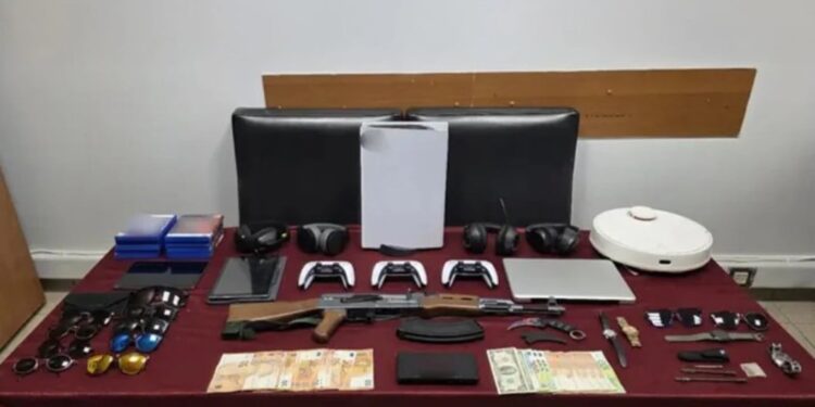 „ამოღებულია ოქროს ზოდები და მონეტები“ – საბერძნეთში ქართველი ბანდის სამი წევრი დააკავეს