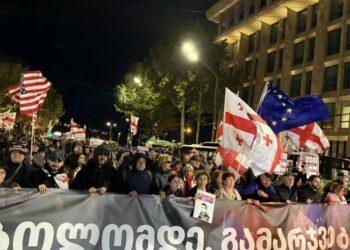 რესპუბლიკის მოედნიდან მსვლელობა „ბოლომდე, გამარჯვებამდე!“ მიმდინარეობს