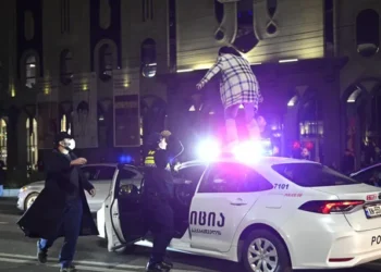 შსს-ს ინფორმაციით, რუსთაველის გამზირზე აქციის 20-მდე მონაწილე ადმინისტრაციული, ხოლო ქალი, რომელიც პოლიციის ავტომანქანაზე ავიდა სისხლის სამართლის წესით დააკავეს