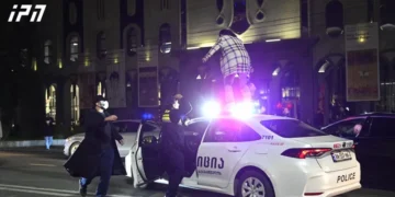 შსს-ს ინფორმაციით, რუსთაველის გამზირზე აქციის 20-მდე მონაწილე ადმინისტრაციული, ხოლო ქალი, რომელიც პოლიციის ავტომანქანაზე ავიდა სისხლის სამართლის წესით დააკავეს