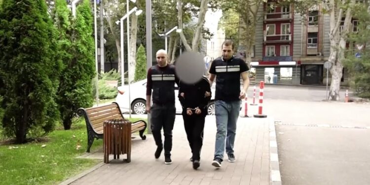 დააკავეს პირი, რომელმაც თბილისში ერთ ღამეში 12 მანქანა გაქურდა