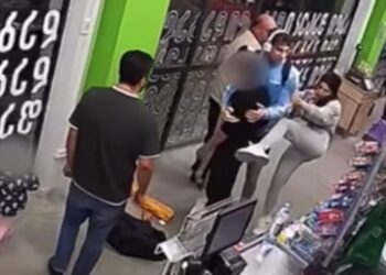 ვიდეო – ვიბლიანი მაღაზიაშივე უსწორდება მოზარდს ფიზიკურად – მოქალაქე მკლავჭიდელის ვიდეოს ავრცელებს