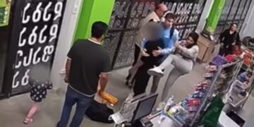 ვიდეო – ვიბლიანი მაღაზიაშივე უსწორდება მოზარდს ფიზიკურად – მოქალაქე მკლავჭიდელის ვიდეოს ავრცელებს