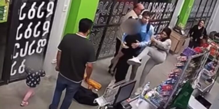 ვიდეო – ვიბლიანი მაღაზიაშივე უსწორდება მოზარდს ფიზიკურად – მოქალაქე მკლავჭიდელის ვიდეოს ავრცელებს