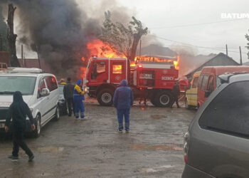 ხანძარი ბათუმში – დაიწვა რამდენიმე ბარაკი