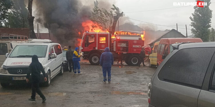 ხანძარი ბათუმში – დაიწვა რამდენიმე ბარაკი