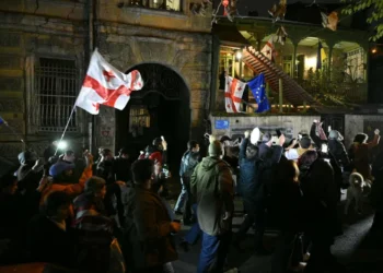 აქციის მონაწილეები, რომლებიც მსვლელობას მართავდნენ, პარლამენტთან დაბრუნდნენ