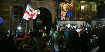 აქციის მონაწილეები, რომლებიც მსვლელობას მართავდნენ, პარლამენტთან დაბრუნდნენ