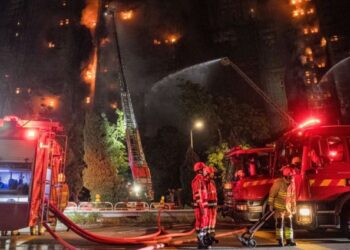 ჰონგ კონგის პოლიციამ მრავალსართულიან საცხოვრებელ კომპლექსში გაჩენილ ხანძართან დაკავშირებით, სამი პირი დააკავა