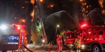 ჰონგ კონგის პოლიციამ მრავალსართულიან საცხოვრებელ კომპლექსში გაჩენილ ხანძართან დაკავშირებით, სამი პირი დააკავა