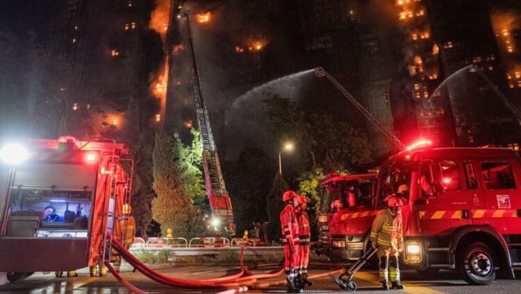 ჰონგ კონგის პოლიციამ მრავალსართულიან საცხოვრებელ კომპლექსში გაჩენილ ხანძართან დაკავშირებით, სამი პირი დააკავა