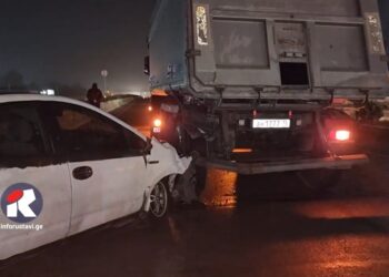 ვიდეო – თბილისთან, ავტობანზე ერთმანეთს სამი ავტომობილი შეეჯახა