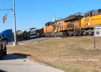 ნახეთ ვიდეო – აშშ-ში მატარებელი შეეჯახა სატვირთოს, რომელსაც მსუბუქი ავტომობილები გადაჰქონდა