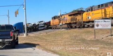 ნახეთ ვიდეო – აშშ-ში მატარებელი შეეჯახა სატვირთოს, რომელსაც მსუბუქი ავტომობილები გადაჰქონდა