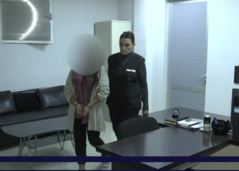 პოლიციამ დააკავა ქალი, რომელმაც არასრულწლოვან შვილებზე ფიზიკურად იძალადა