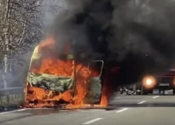 თბილისი-გორის მაგისტრალზე მიკროავტობუსი დაიწვა