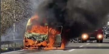 თბილისი-გორის მაგისტრალზე მიკროავტობუსი დაიწვა