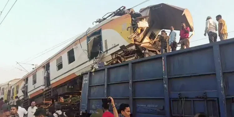 რვა ადამიანი დაიღუპა, თორმეტი კი დაშავდა სამგზავრო და სატვირთო მატარებლებს შორის შეჯახებისას ინდოეთში