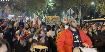 თსუ-ს პირველი კორპუსიდან მათე დევიძის სოლიდარობის მარში მიმდინარეობს