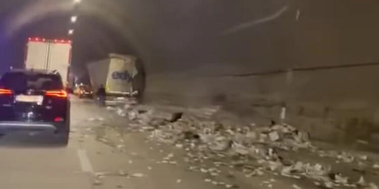 რიკოთის გვირაბში სატვირთო კედელს დაეჯახა