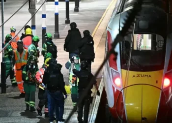 დიდ ბრიტანეთში მატარებელში დანით თავდასხმის შედეგად 10 ადამიანი დაშავდა