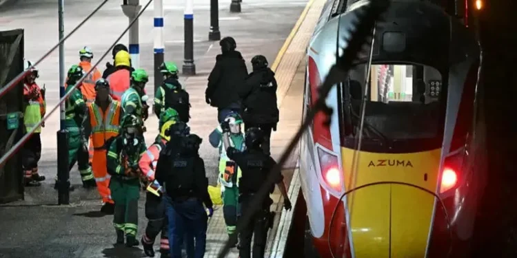 დიდ ბრიტანეთში მატარებელში დანით თავდასხმის შედეგად 10 ადამიანი დაშავდა