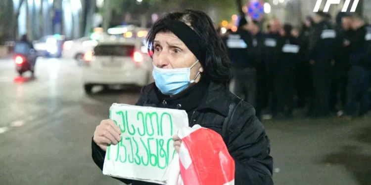 რუსთაველის გამზირზე საპროტესტო აქციაზე დაკავებულმა 71 წლის აზა ჩილაჩავამ შიმშილობა დაიწყო