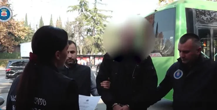 დაკავებულია კაცი, რომელმაც 12 წლის გერის საძინებელში კამერა დაამონტაჟა და პირადი ცხოვრების კადრები უკანონოდ გაავრცელა
