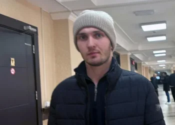 სამოქალაქო აქტივისტმა ისაკო დევიძემ პარლამენტთან შიმშილობა დაიწყო